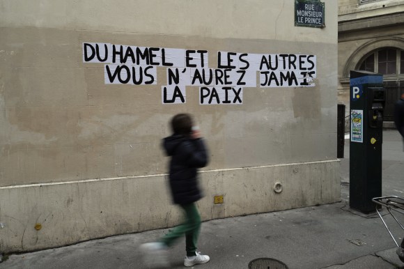Una scritta su un muro parigina invoca il nome di Duhamel