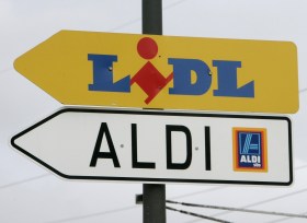 Cartelli stardali indicanti Lidl e Aldi.