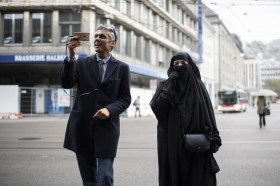 L attivista politico algerino Rachid Nekkaz con una donna in burqa nel centro di San Gallo.