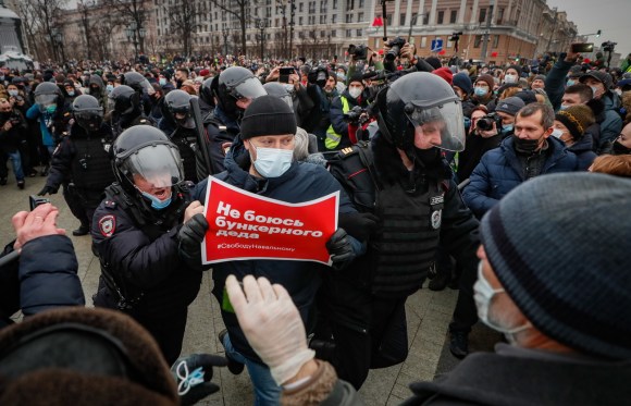 La polizia ferma un manifestante a Mosca.