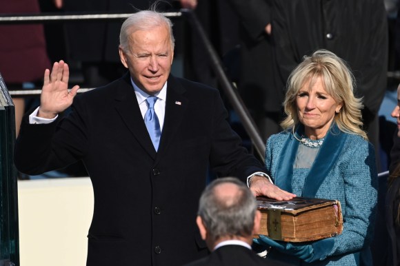 Joe Biden giura sulla bibbia