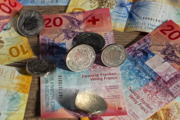 Soldi svizzeri, banconote e monete.