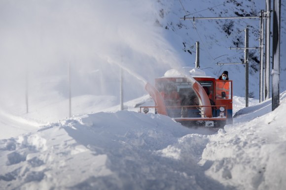 SI toglie la neve lungo il percorso ferroviario del Monte Generoso in TIcino