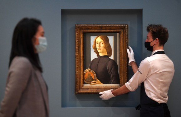 Trasloco in vista per il Ritratto di giovane con tondo di santo di Botticelli.