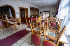 ristorante con sedie appoggiate sui tavoli