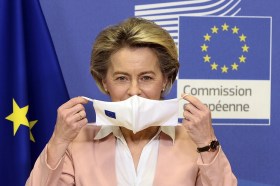 La presidente della Commissione Ue, Ursula von der Leyen che indossa una mascherina