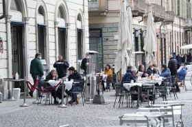Bar aperti a Torino con i ritrovati clienti.