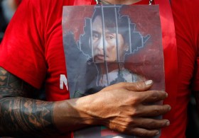 Il ritratto di Aung San Suu Kyi tenuto in braccio da un manifestante.