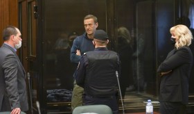 Navalny in tribunale mentre attende il verdetto, circondato dalle forze di polizia