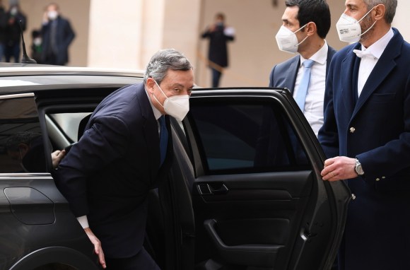 Draghi all arrivo al Quirinale, mentre esce dall automobile.
