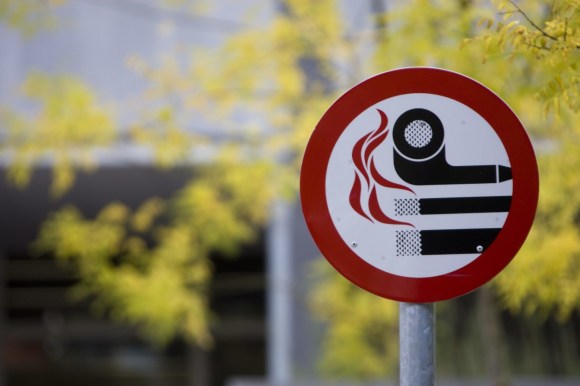 Cartello posto al aperto con l interdizione di fumare