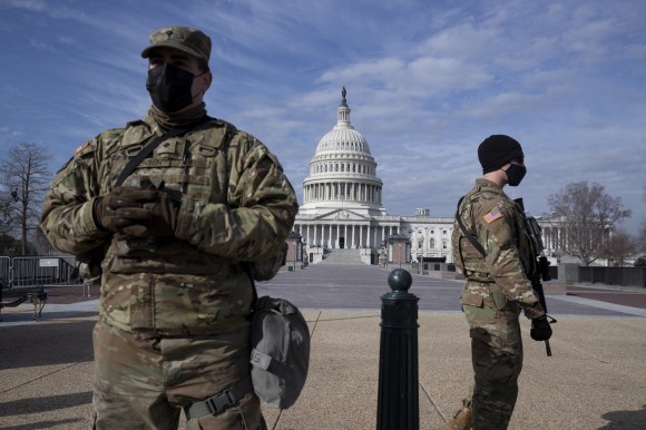 Soldati della Guardia nazionale presidiano Capitol Hill