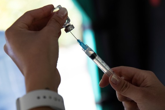 Una dose di vaccino anti-Covid che sta per essere iniettata.