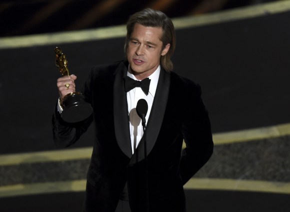 Brad Pitt con la statuetta dell Oscar in mano