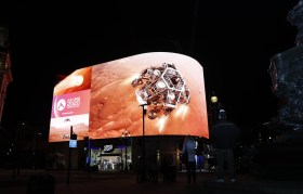 Un mega schermo a Piccadilly Circus a Londra che mostra l atterraggio del rover Perseverance.