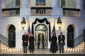 Presidente e vice con i rispettivi coniugi davanti alla Casa Bianca per un minuto di silenzio per le vittime da Covid-19.