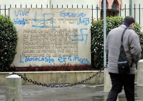 Targa commemorativa dell olocausto davanti alla sinagoga di Ginevra, imbrattata da scritte antisemite