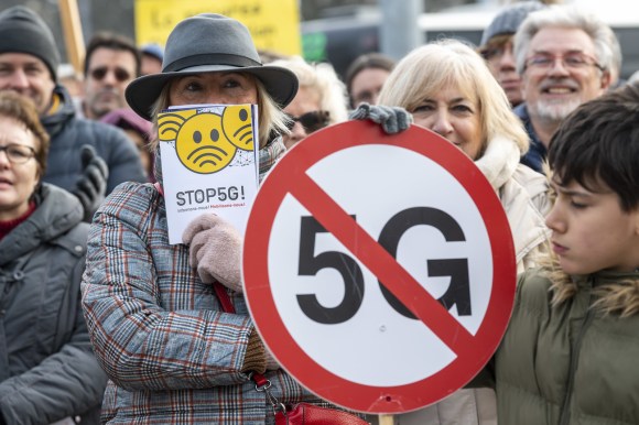 persone protestano contro la 5G