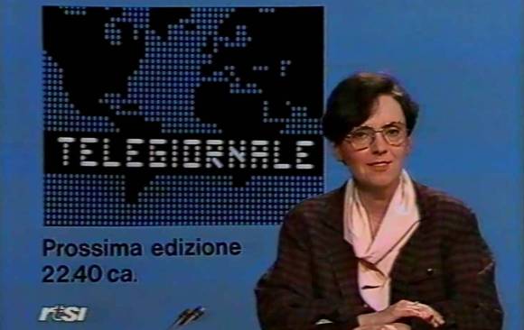 Signora con capelli corti, occhiali e blazer con microfoni accanto e illustrazione Telegiornale sullo sfondo