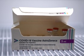 Griglia di frigorifero aperto con posata confezione aperta (rimangono tre fiale) di vaccino anti-Covid AstraZeneca