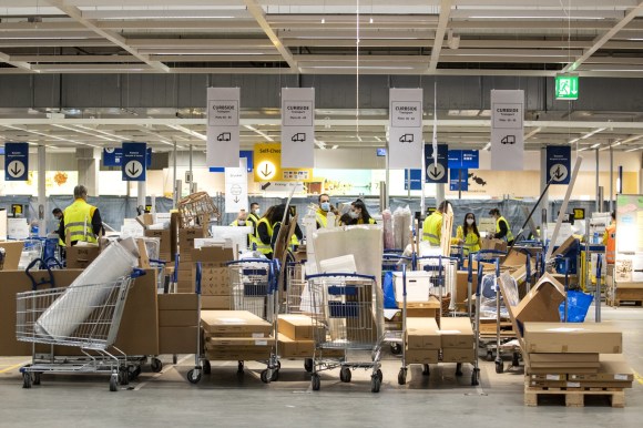 Collaboratori di Ikea mentre preparano i pacchi da spedire, visto che i negozi sono ancora chiusi.