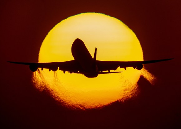 Un Boeing vola al tramonto.