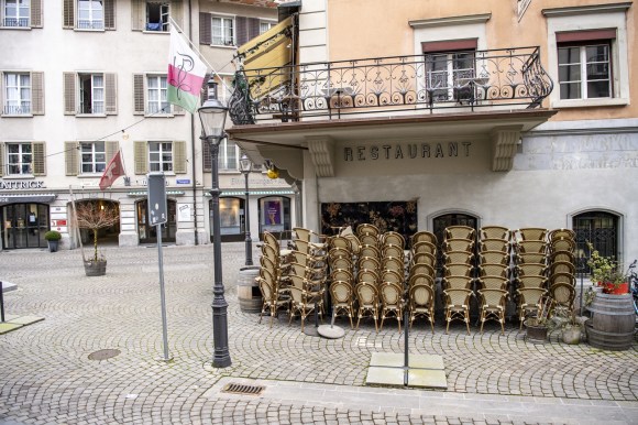 Sedie accatastate all esterno di un ristorante in centro a Lucerna.