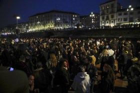 Foto scattata di sera a Milano in zona Darsena: migliaia di giovani assembrati, molti dei quali senza masherina.