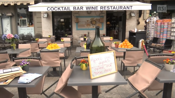Esterno di un ristorante wine-bar con cartello che avvisa che è disponibile solo il servizio d asporto