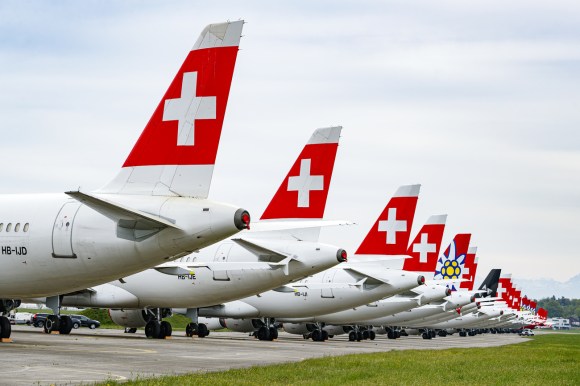 Fila di velivoli di Swiss a terra.