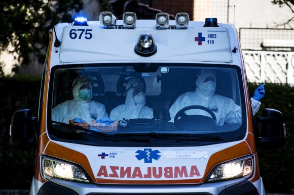 Un ambulanza con soccorritori