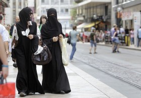 Due donne a spasso per le strade di Ginevra, di cui una con il niqab e l altra con l hijab.