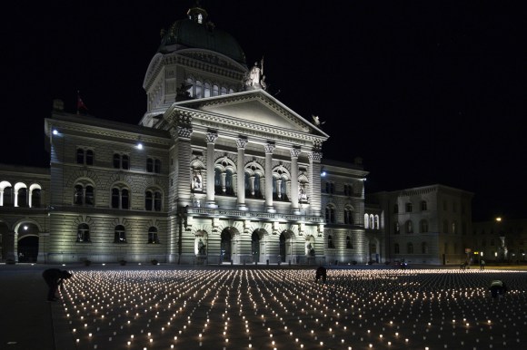 Piazza federale di notte con 9200 candeline, ovvero i morti in Svizzera per Covid.