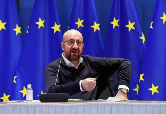 Charles Michel a un tavolo di conf stampa con baniere UE sul fondo, batte il gomito destro per sottolineare qualcosa
