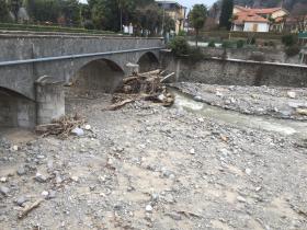 Materiale portato dalle piene del Giona e depositatosi in prossimità di un ponte a Maccagno.