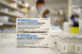 Fiale e confezioni di cartone con scritto Janssen COVID-19 Vaccine sul banco di una farmacia