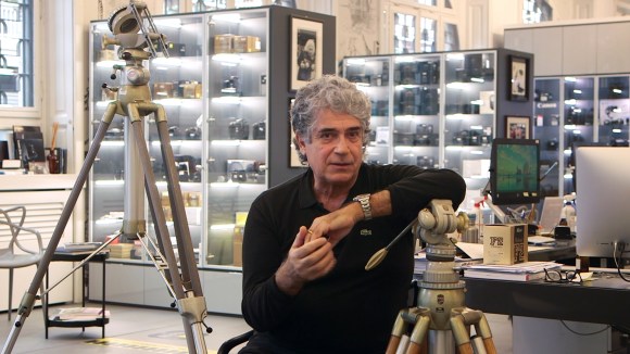 Gianfranco Jannuzzo in un negozio di fotografia.