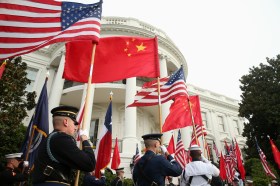Bandiere della Cina e degli Stati Uniti a Washington DC