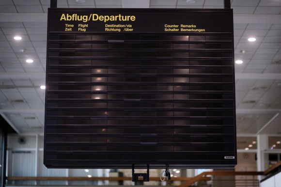 Il tabellone dei voli tristemente vuoto di un aeroporto tedesco.