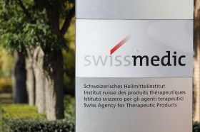 Totem con logo Swissmedic e nome dell Istituto in 4 lingue; si intravvede, dietro, parco verde