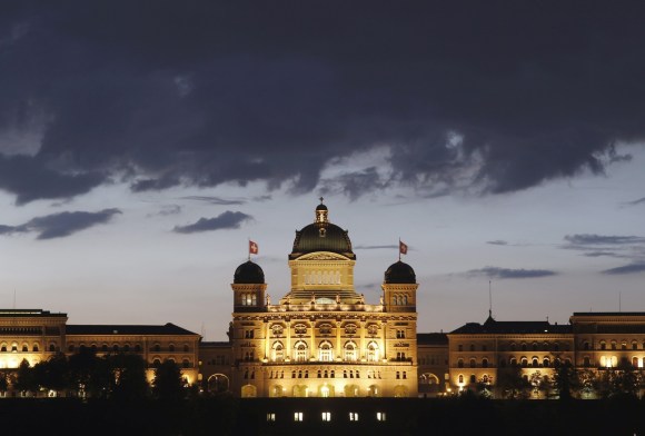 Palazzo federale visto da sud al crepuscolo, illuminato, cielo parzialmente nuvoloso