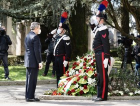 Draghi davanti alla stele commemorativa dove ha posato una corona di fiori