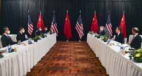 La delegazione cinese (sinistra) e quella americana (destra)