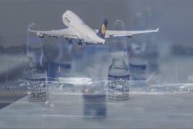 Fotomontaggio: sullo sfondo un aereo della Lufthansa durante il decollo e in primo piano fialette del vaccino Sputnik.