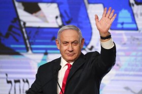 Benjamin Netanyahu festeggia con i militanti Likud dopo il risultato degli exit-poll.