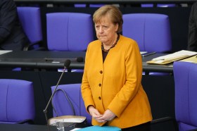 Merkel con le mani incrociate.
