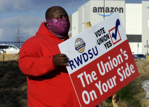 Un attivista invita i dipendenti di Amazon a votare in favore del sindacato