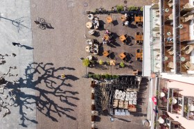 Vista perpendicolare dall alto (drone) di tavolini all aperto di ristorante con alloggio