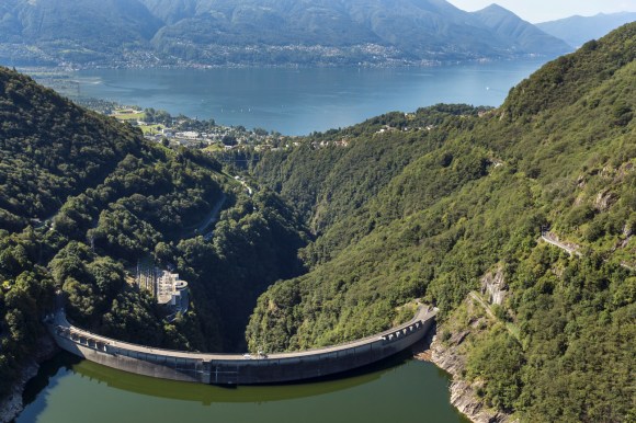 La diga della Verzasca, con in basso la centrale idroelettrica e sullo sfondo il lago Verbano.