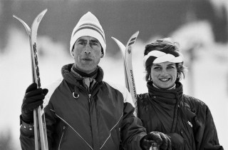 un uomo e una donna con gli sci